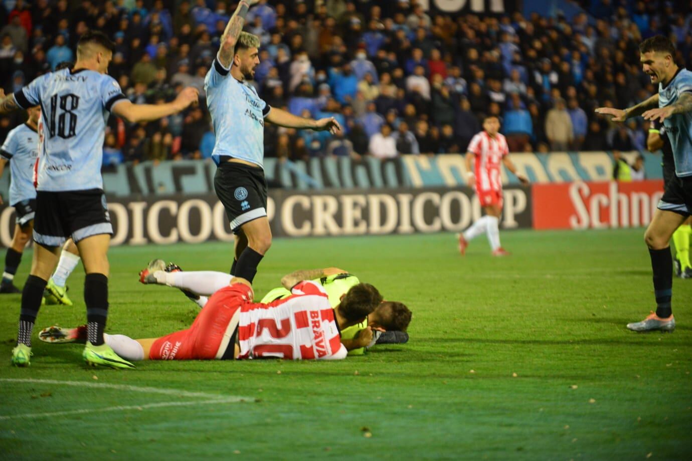 Fotografías del partido entre Belgrano e Instituto en el Gigante de Alberdi por la fecha 30 de la Primera Nacional. El partido, el recibimiento del equipo y los festejos. (Facundo Luque y Nicolás Bravo)