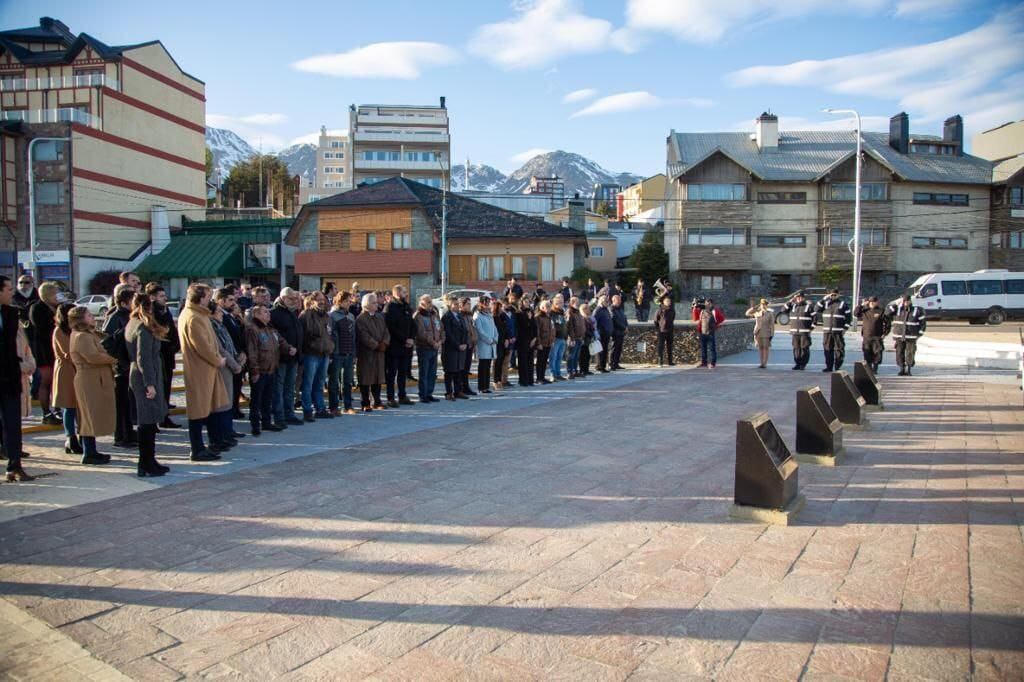 Sentido homenaje a los caídos, familiares y veteranos de Malvinas