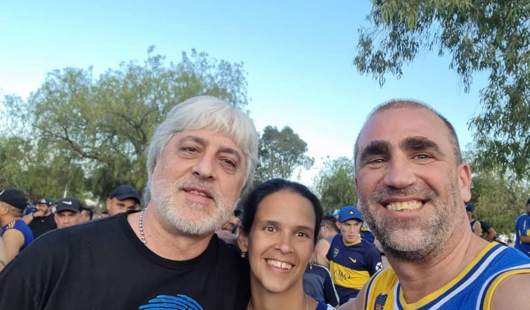 La cordobesa Inés Gomila junto a su marido y a Rafa di Zeo, líder de la barrabrava de Boca.