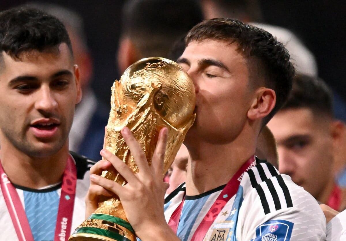 Paulo Dybala y "Cuti" Romero, dos cordobeses campeones del mundo. (Foto: @InstitutoACC)