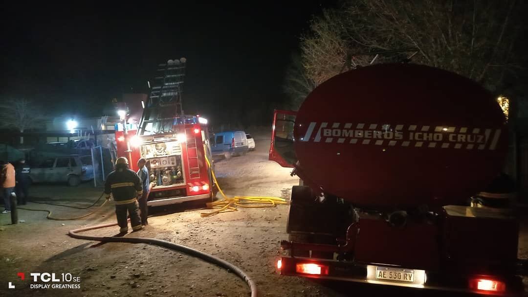 Bomberos de Icho Cruz combatiendo incendio en una vivienda ubicada en San Antonio de Arredondo.