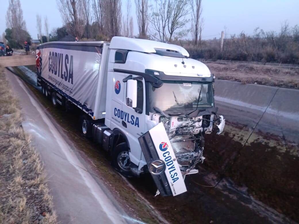 Así quedó el camión de la empresa Codylsa que cayó al canal marginal del río Diamante en San Rafael.