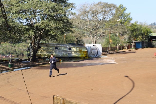 Siniestro vial en El Soberbio casi termina con un “desastre ambiental”.