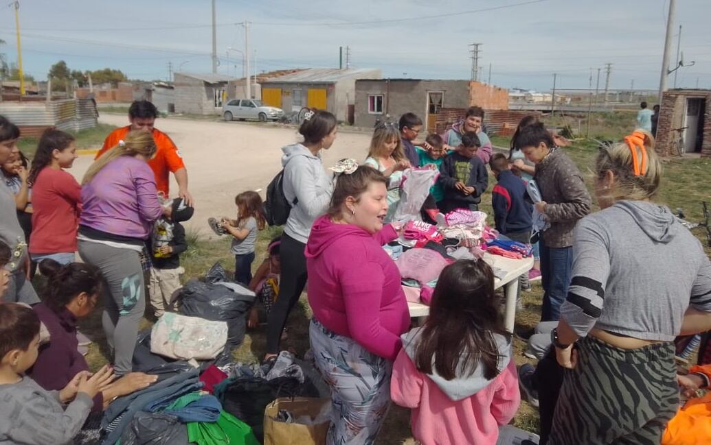 Hacemos Comunidad realizó su primer roperito móvil en el Barrio Municipal de Tres Arroyos