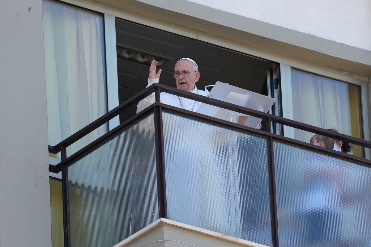 El papa Francisco hizo su primera aparición pública después de su cirugía