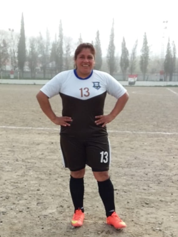 Valeria Currumil, la enfermera chubutense que viaja 800 kilómetros para cumplir su sueño de jugar al fútbol.