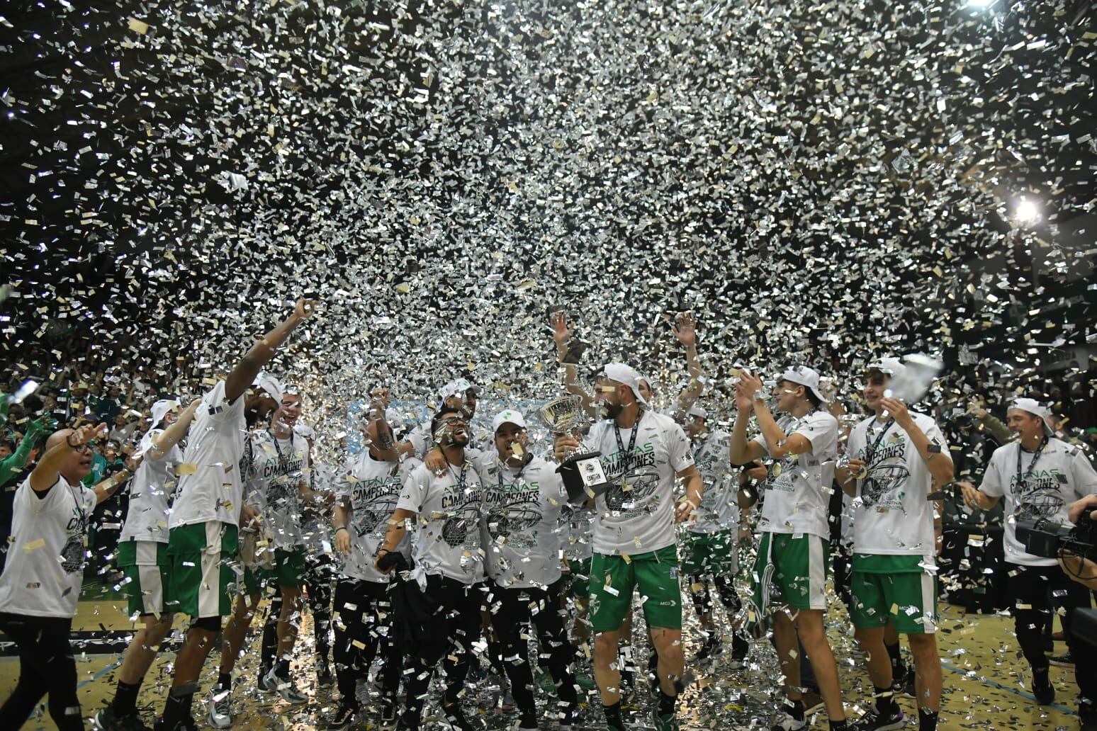 Atenas enfrentó a Racing de Chivilcoy en el Polideportivo Carlos Cerutti por la final de la Liga Argentina de básquet. Y logró el ascenso. Así fueron los festejos. (Facundo Luque / La Voz)