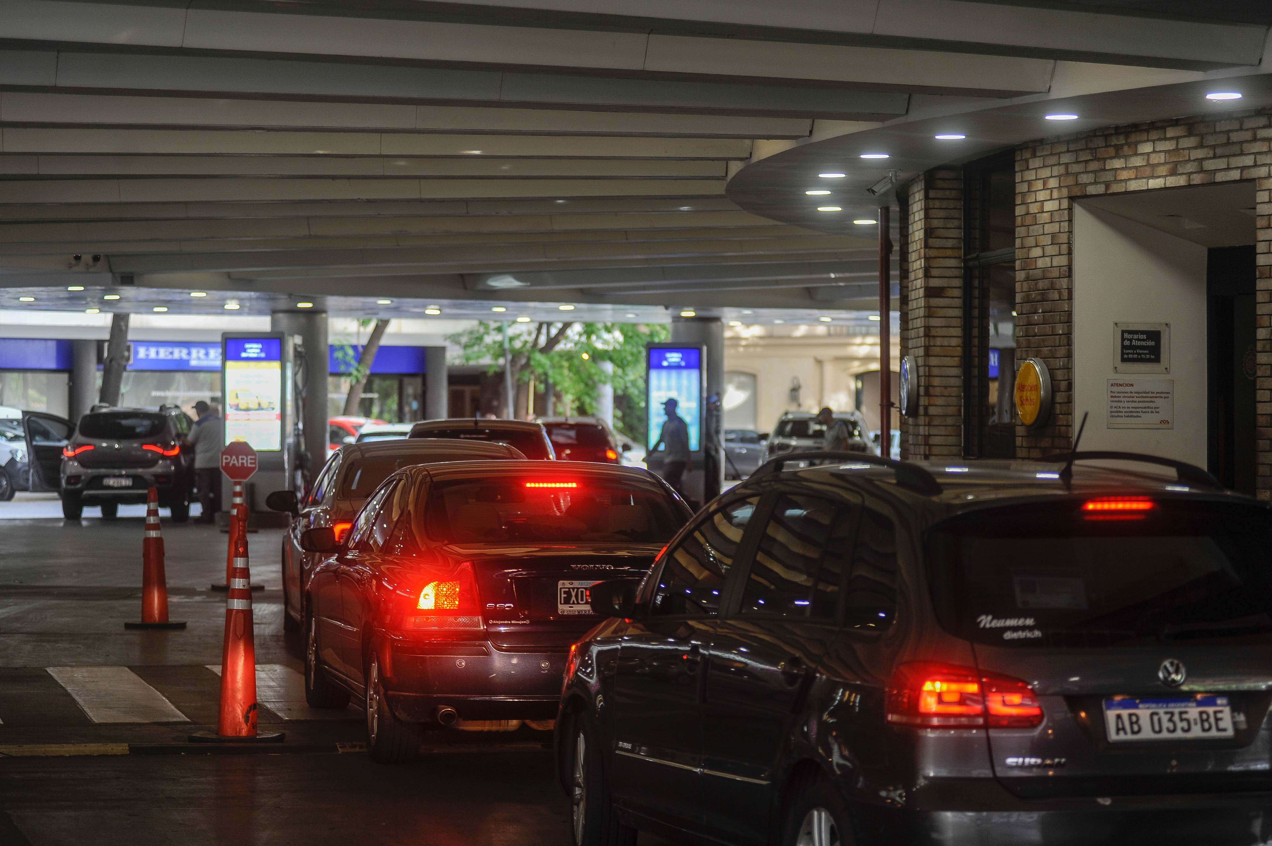 Estación de servicio YPF ciudad de Buenos Aires. 