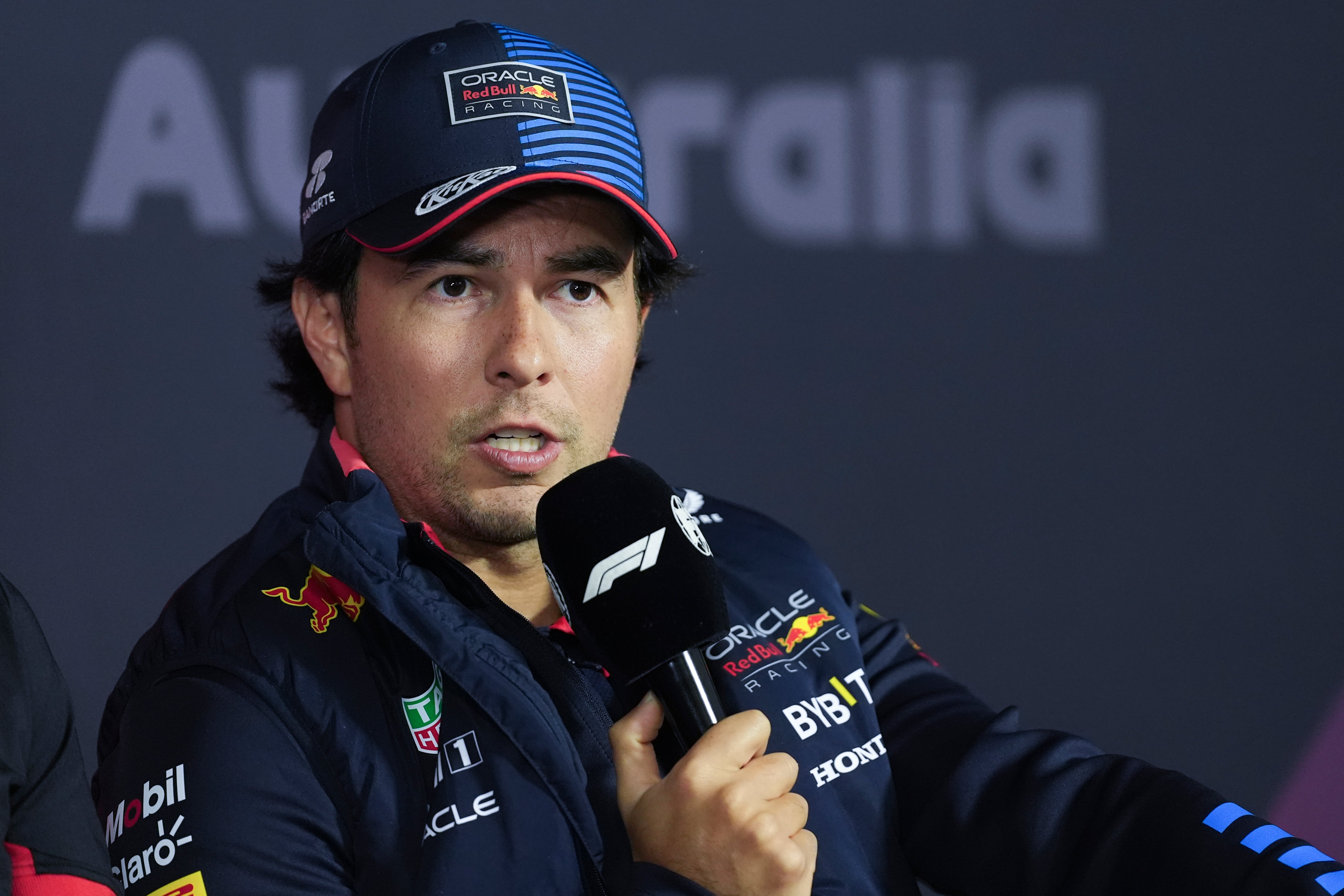 El piloto de Red Bull, el mexicano Sergio Pérez responde preguntas durante la sesión de conferencia de prensa antes del Gran Premio de Australia el jueves 21 de marzo del 2024 en Melbourne. (AP Foto/Asanka Brendon Ratnayake)