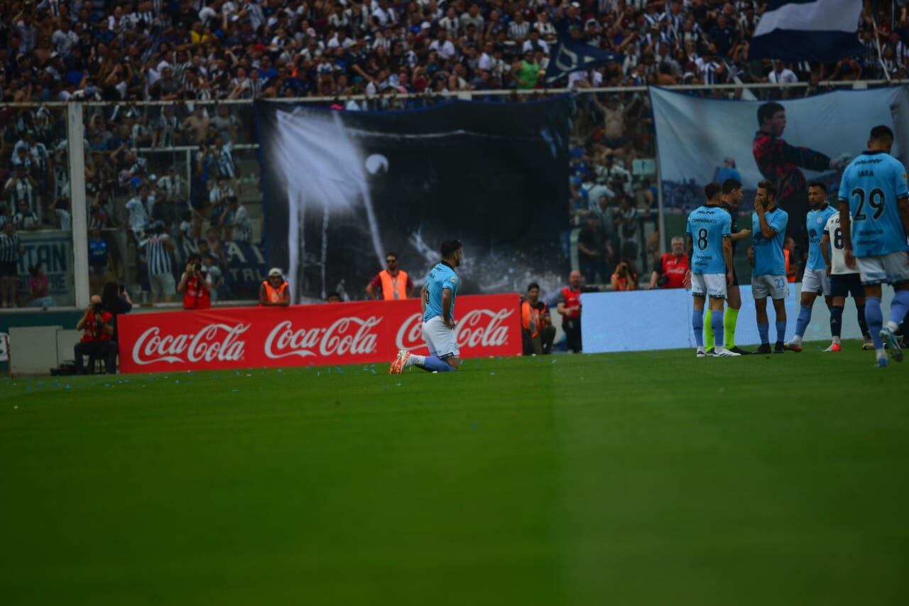 Belgrano sufrió la expulsión de Alejandro Rébola por la patada a Depietri al minuto del clásico. (Facundo Luque / La Voz)