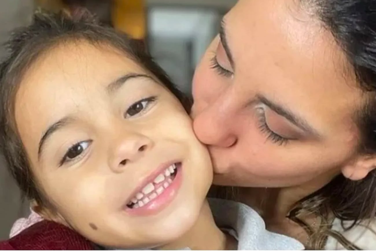 Cinthia Fernández junto a su hija Francesca.