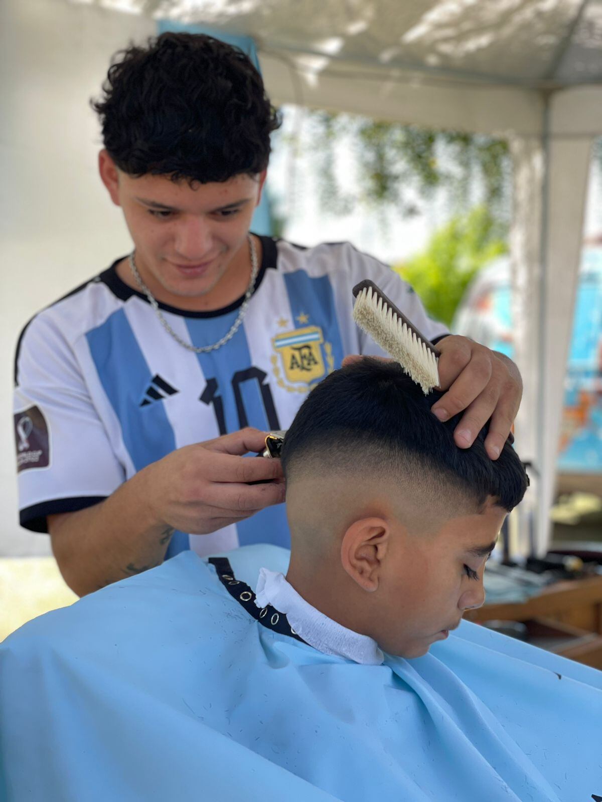 Nació una cábala. El peluquero mendocino que recrea el corte del Dibu Martínez. Foto: Gentileza barbería "El Barba"