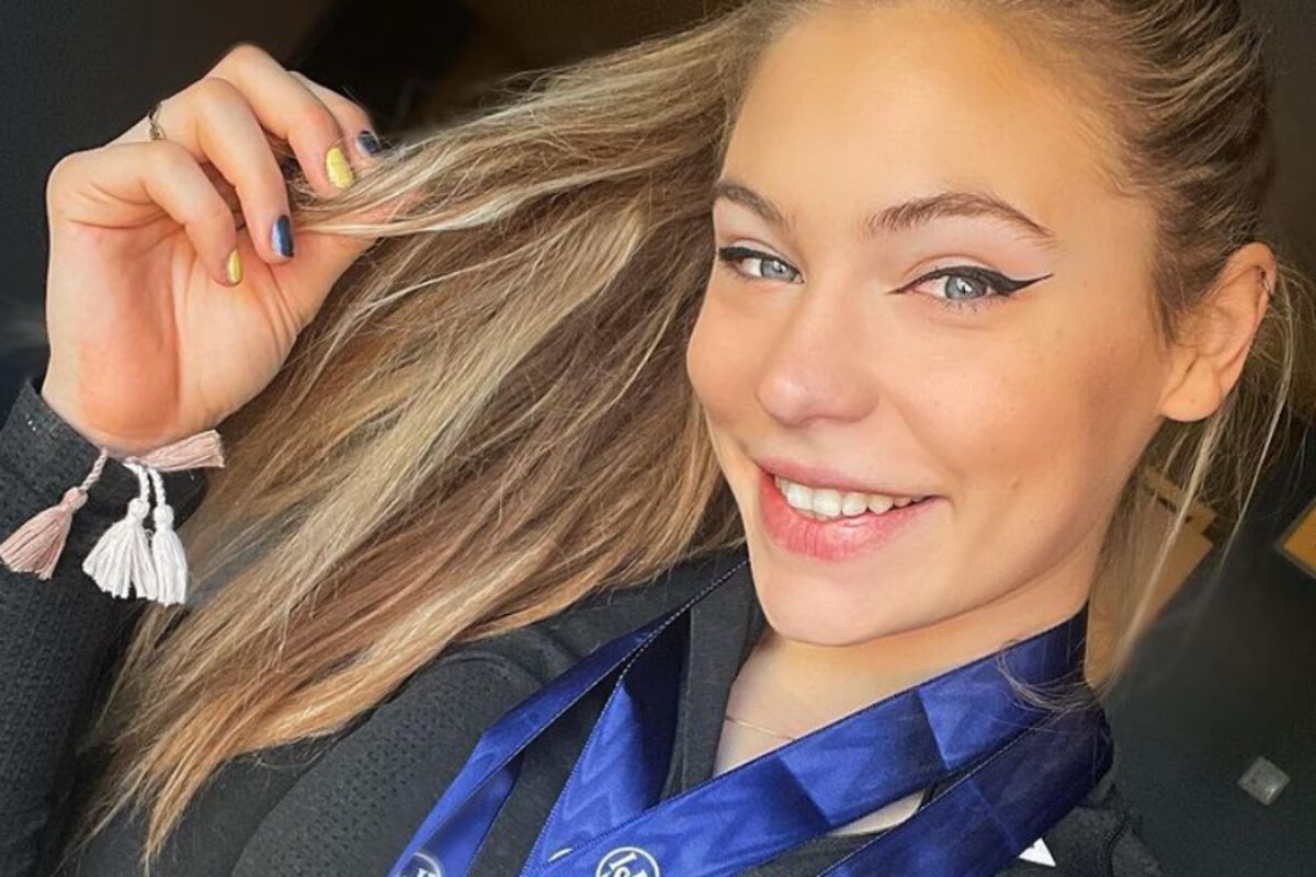 Jutta Leerdam, la patinadora “más linda del mundo”, cautivó con un vestido rojo con aberturas desde la playa