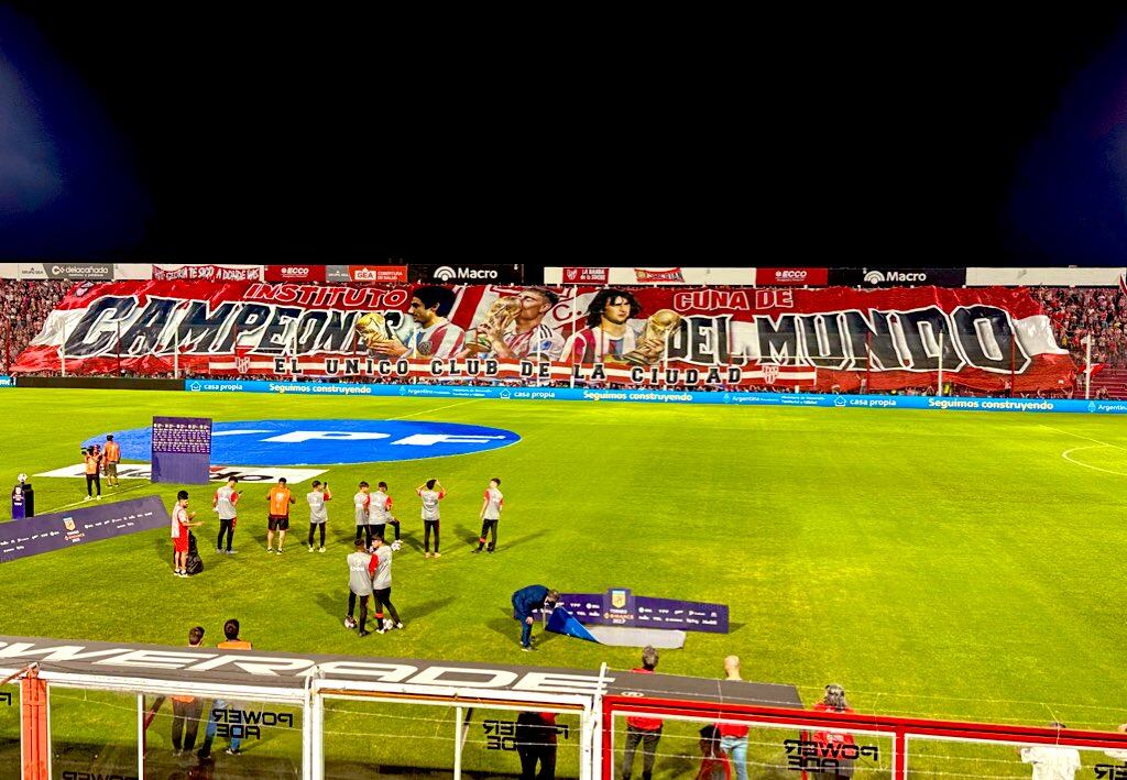 Así quedó la nueva bandera que los hinchas de Instituto hicieron para homenajear a sus grandes ídolos (Foto: La Voz).