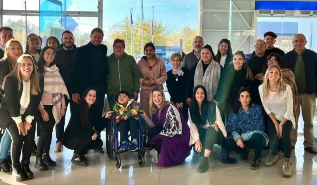 Efraín, el niño mendocino con parálisis cerebral recibió una silla de ruedas nueva después de que se la habían robado