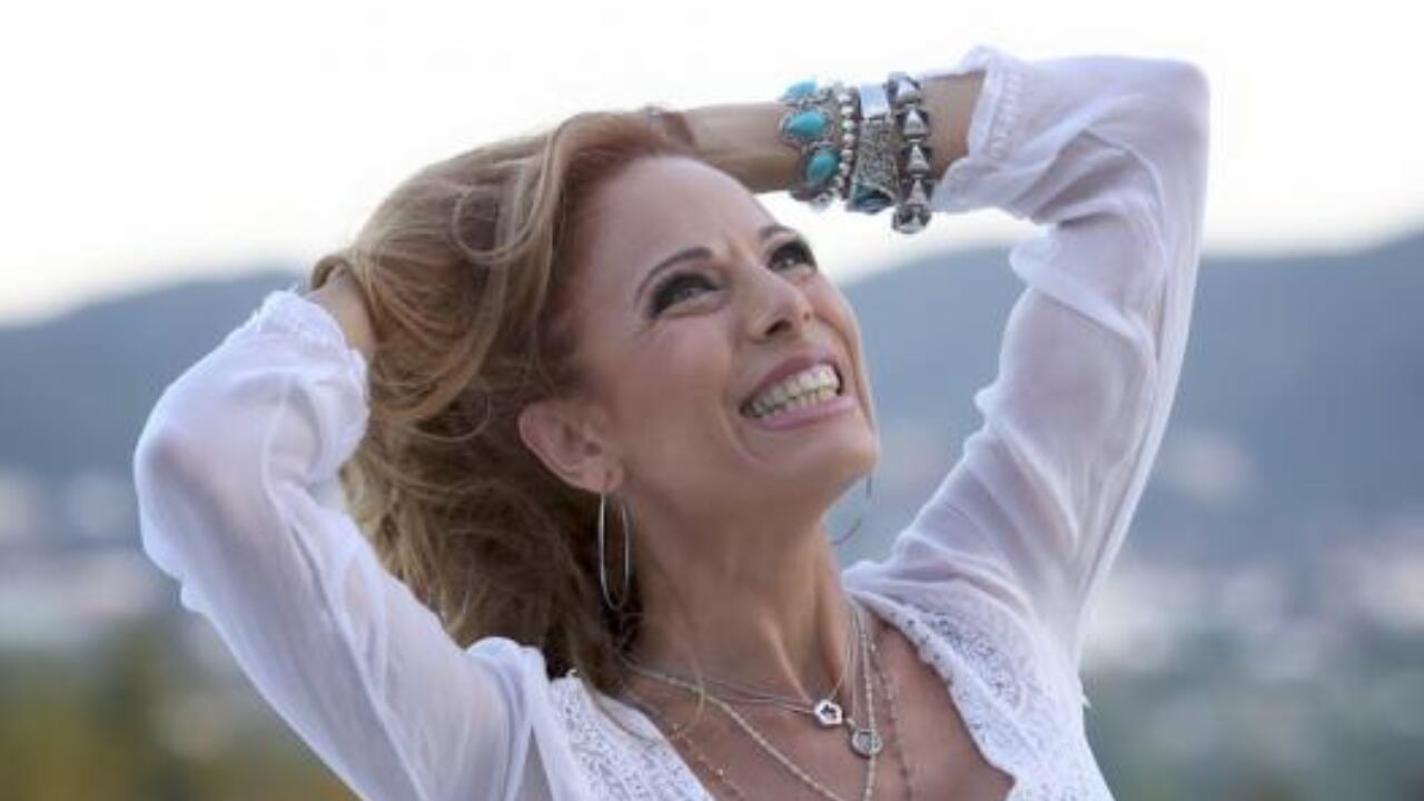 A los 58 años, Iliana Calabró deslumbró con una  microbikini desde Grecia