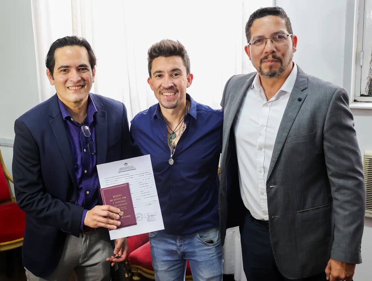 Finalizada la emotiva ceremonia, el director del Registro Civil de la Provincia, Octavio Rivas, saludó personalmente a los contrayentes, Marco Antonio Cachay y Luis Bacigalupo.