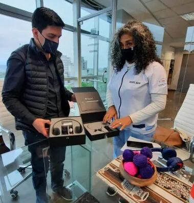 La Dra. Sandra Lamas, del Área de Fonoudiología de Salud Escolar, recibió el equipamiento de manos de Ezequiel Escobar, CEO de uSound.