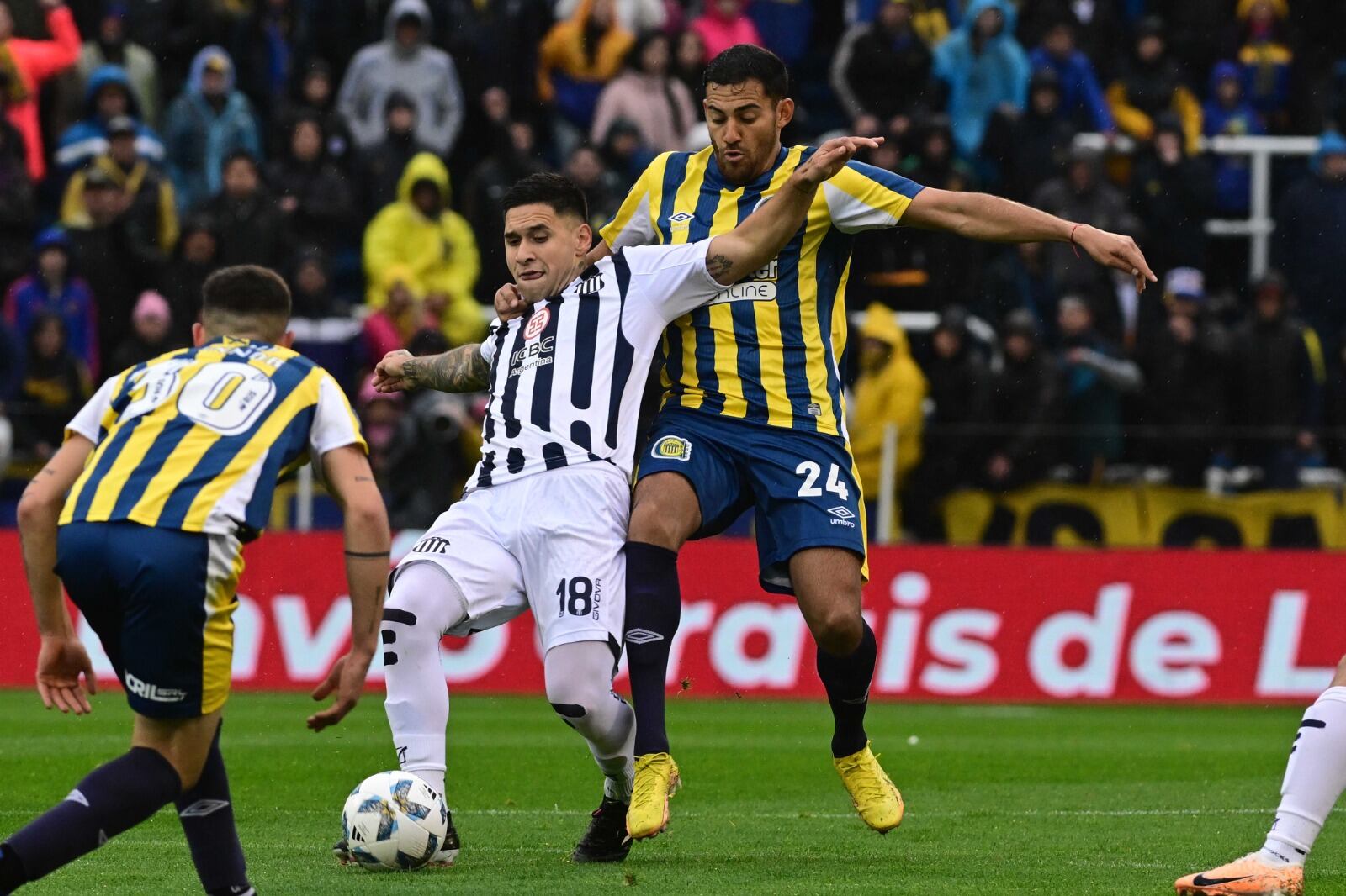 Talleres cayó ante Central. Rodrigo Villagra ante Bianchi y O’Connor. El volante albiazul, surgido en el Canalla, no pesó ayer como en otros partidos. (Télam)