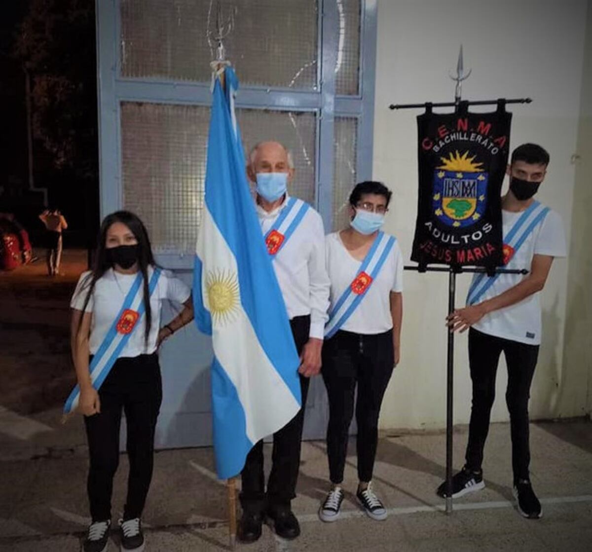 Córdoba: tienen 73 años, está por terminar el secundario y fue elegido abanderado