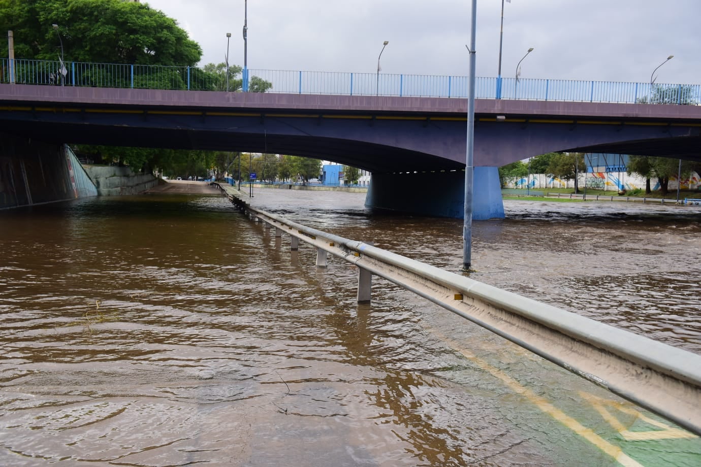 La avenida Costanera continúa cortada por la crecida del Río Suquía. (José Gabriel Hernández / La Voz)