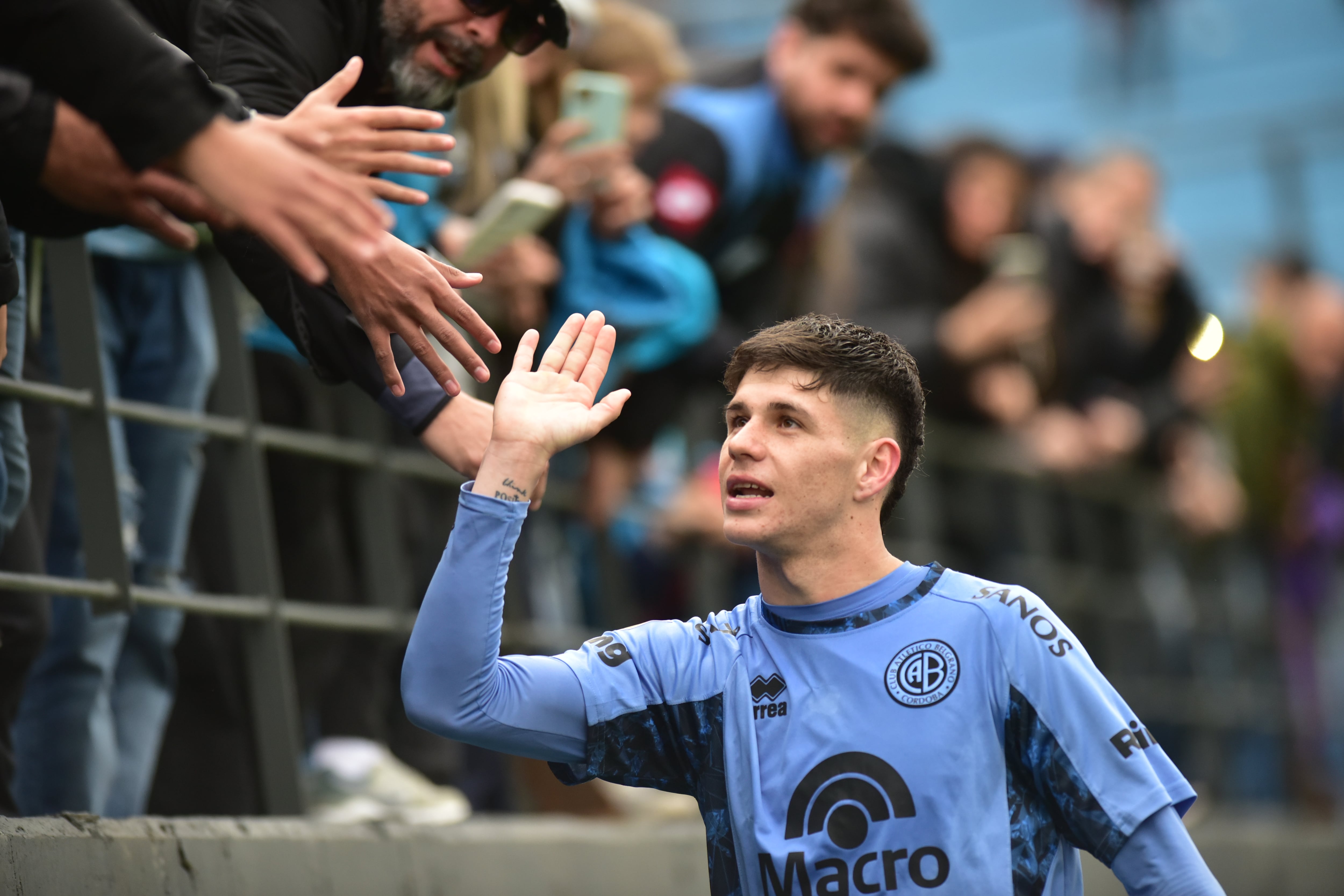 Bruno Zapelli se despidió de Belgrano en Alberdi en el partido ante San Lorenzo. Los hinchas le agradecieron su aporte. Foto Javier Ferreyra