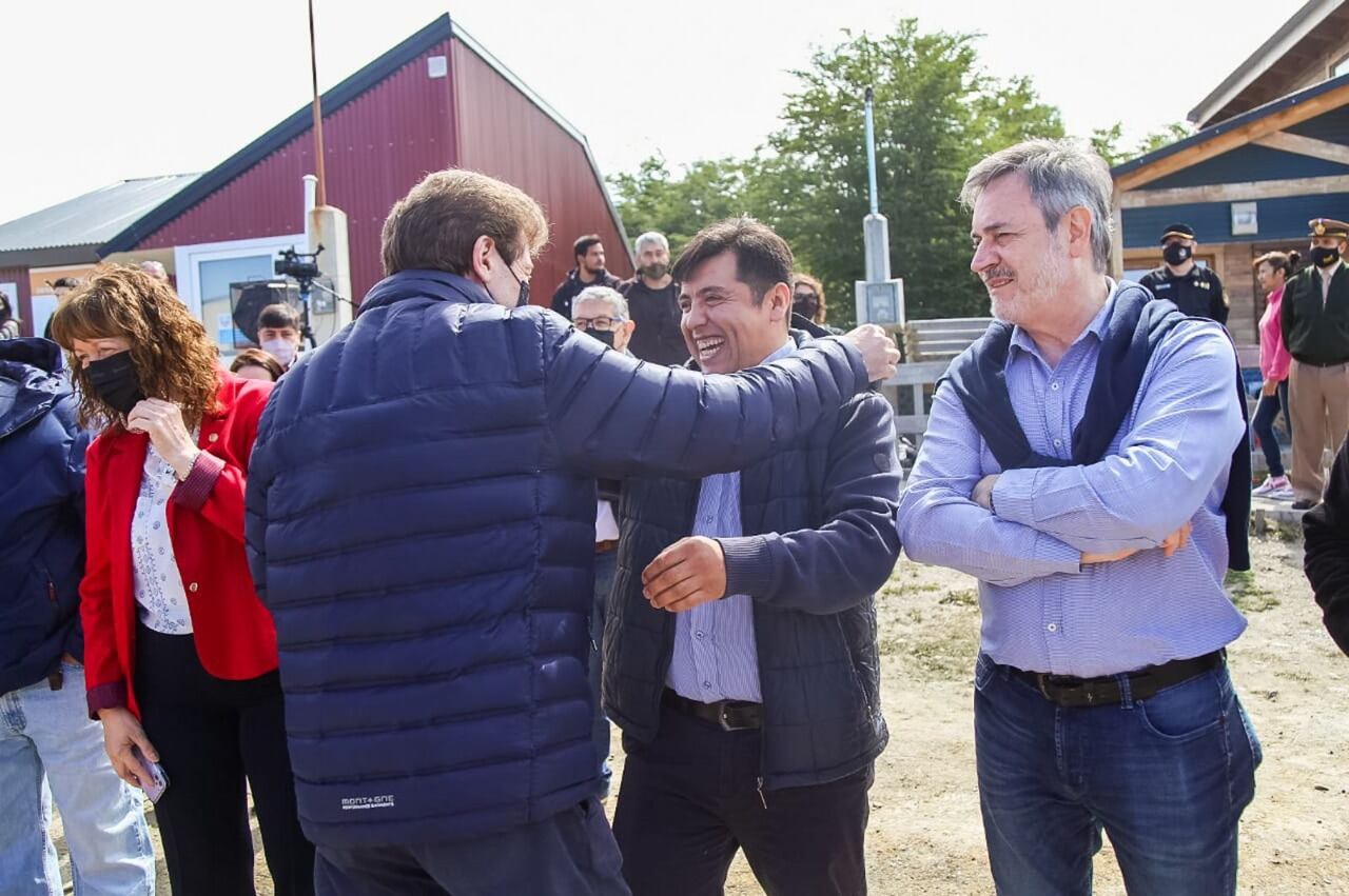 Viviendas Tolhuin - El intendente Daniel Harrington estuvo presente en el acto junto a diferentes funcionarios de la provincia.