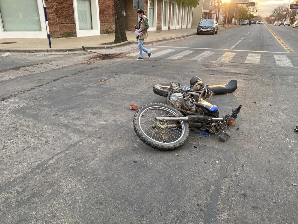 Se produjo un fuerte choque entre un camión y una moto.