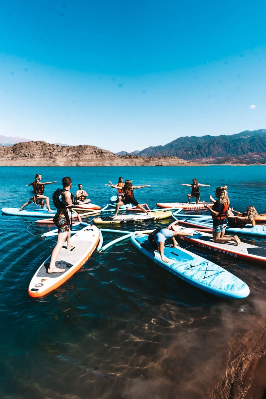 Stand Up Yoga en Mendoza, combinación de SUP y yoga sobre la tabla con la calma del agua y la naturaleza.