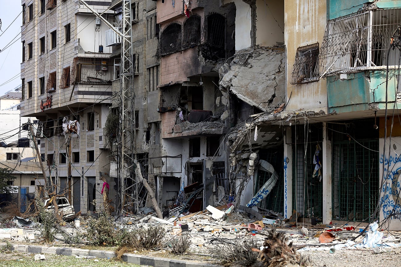 Parte de los daños en la calle principal al_Rashid causados por el bombardeo israelí en la ciudad de Gaza. 