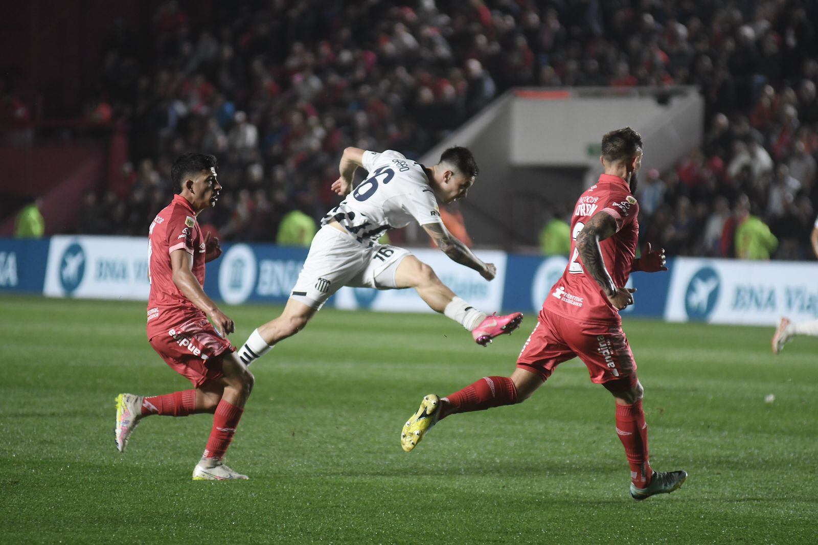 Talleres en su partido ante Argentinos Juniors en La Paternal. (Federico López Claro / La Voz).