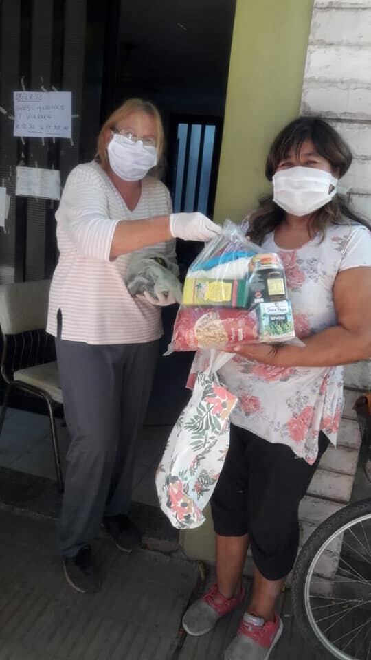 Voluntarios de Cáritas y grupo campamento de la Ciudad de Pérez ayudando a los más necesitados (Facebook Parroquia Nuestra Señora del Carmen)