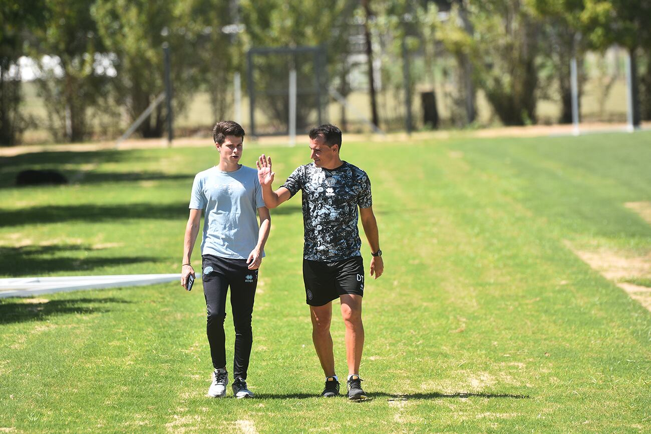 Entrenamiento de Belgrano en el predio de Villa Esquiú con la presencia del director técnico Guillermo Farré