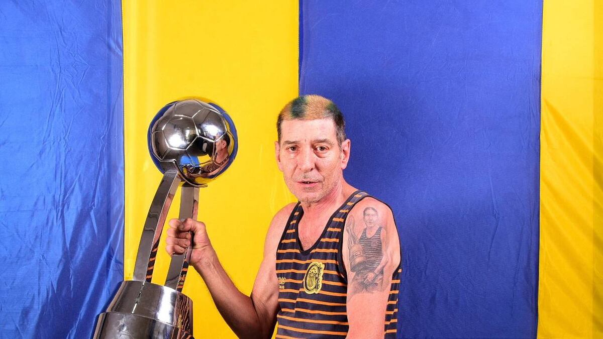Posó con la copa del campeonato de Rosario Central y recreó su foto viral tras 5 años
