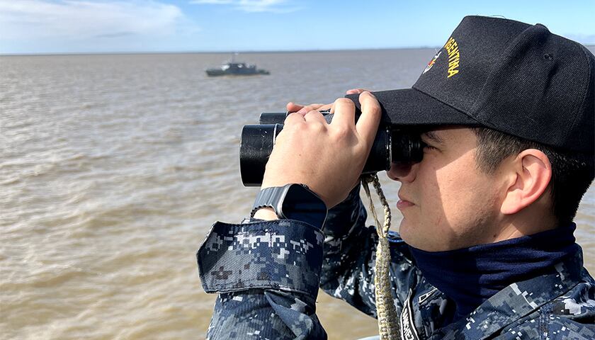 La compuerta flotante del dique de carena N°2 llegó a la Base Naval Puerto Belgrano