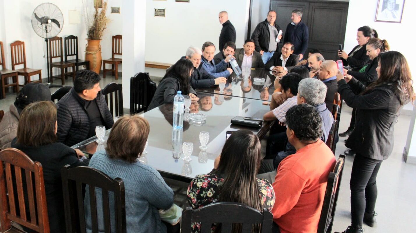 El interventor del PJ Jujuy, Aníbal Fernández, en reunión con los intendentes y comisionados Laura Quintana de El Talar; David Abraham de Yuto; José Cardozo de Fraile Pintado; Laura Vázquez de Susques; Asunción Guitián de Pampichuela; Rosa Apaza de Caspalá; Oscar Lamas de Abralaite; Marcelo Olmos de Barrancas y Miguel Consulti de Monterrico.