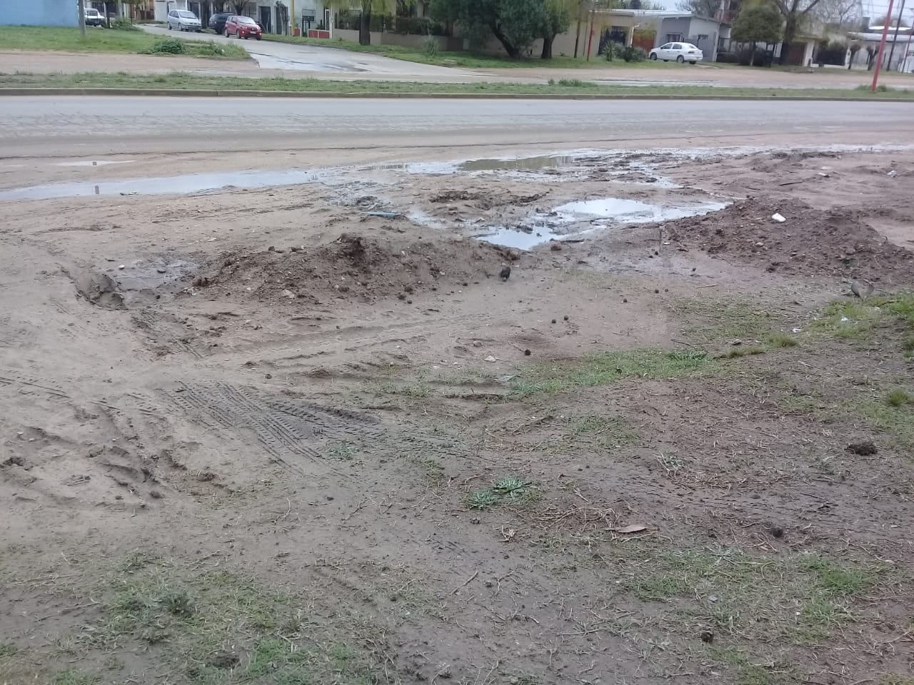 Frente al Jardín de Infantes de la Escuela Nº 18, se rompió la calle para abastecer de agua y cloacas, a un nuevo predio que fue loteado, luego de los trabajos, la calle nunca se arregló.