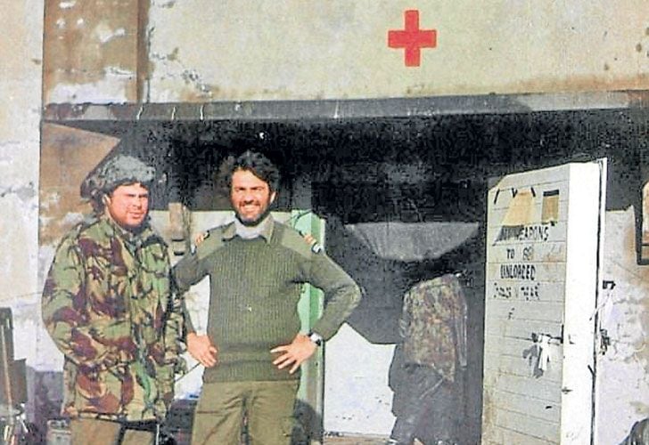 El cirujano militar Ricky Jolly (a la derecha), al frente del "Red and Green Life Machine field hospital", tal como los británicos llamaron al hospital de campaña que montaron en Bahía Ajax, próximo a San Carlos. Allí, atendieron a decenas de soldados heridos de ambos países. Cuando Jolly se cruzó en el buque HMS Fearless con el General Mario Benjamín Menéndez, ya prisionero y quien firmó la rendición argentina el 14 de junio, lo abrazó y con lágrimas le expresó su gratitud "por hacer que ya dejaran de producirse muertes y heridas de tantos jóvenes". Jolly, ya fallecido, fue condecorado por ambas naciones.