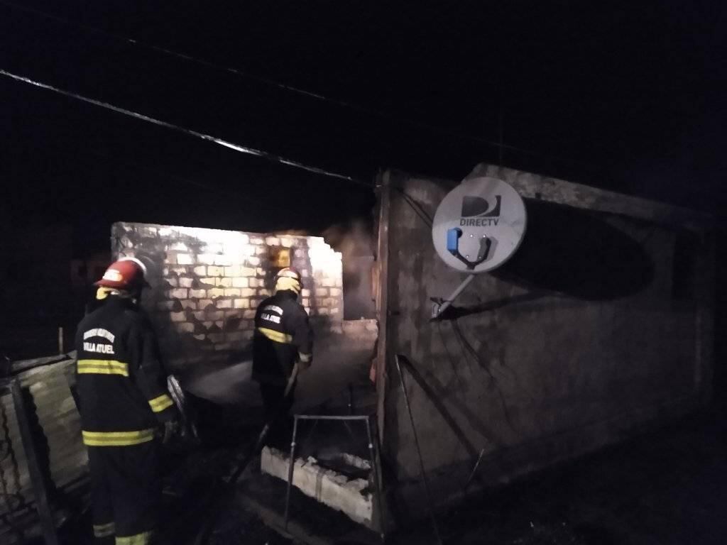 Los Bomberos Voluntarios de Villa Atuel trabajaron para sofocar las llamas. 