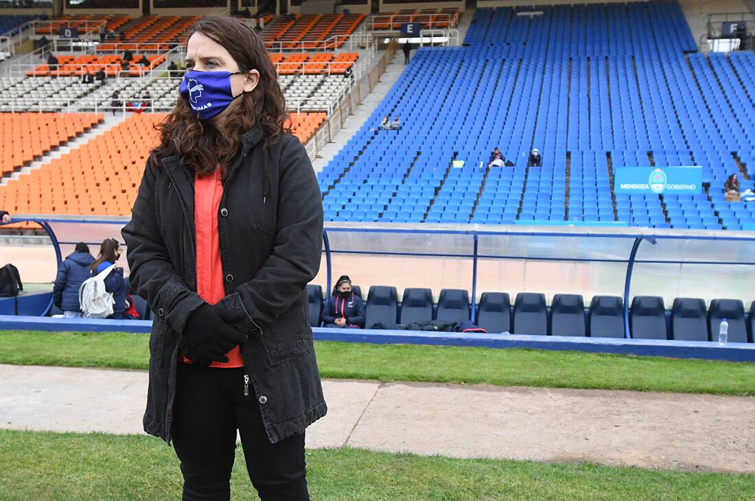 Silvana Villalobos DT de Las Pumas en el estadio Malvinas Argentinas.