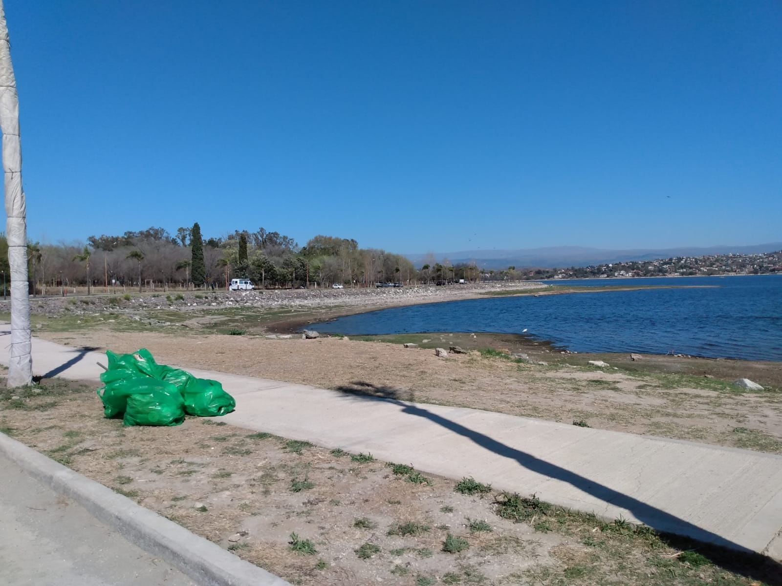 Los voluntarios de reparten en postas y van limpiando diiferentes sectores.