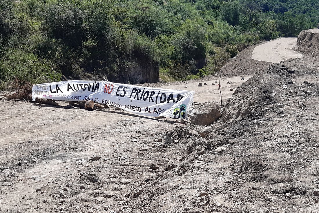 Representantes de la Asamblea Paravachasca realizan un acampe para evitar el avance de la nueva autovía Ruta 5 entre La Serranita y Villa Ciudad de América. (Foto: María Luz Cortez / Corresponsal Alta Gracia)