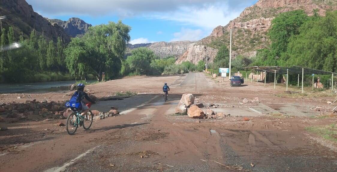 La ruta 173 está intransitable y hay maquinaria trabajando. Foto gentileza Lucas Dicalbo