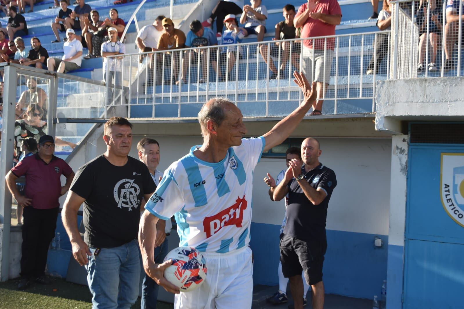 Levrino, saludando a la hinchada cremosa