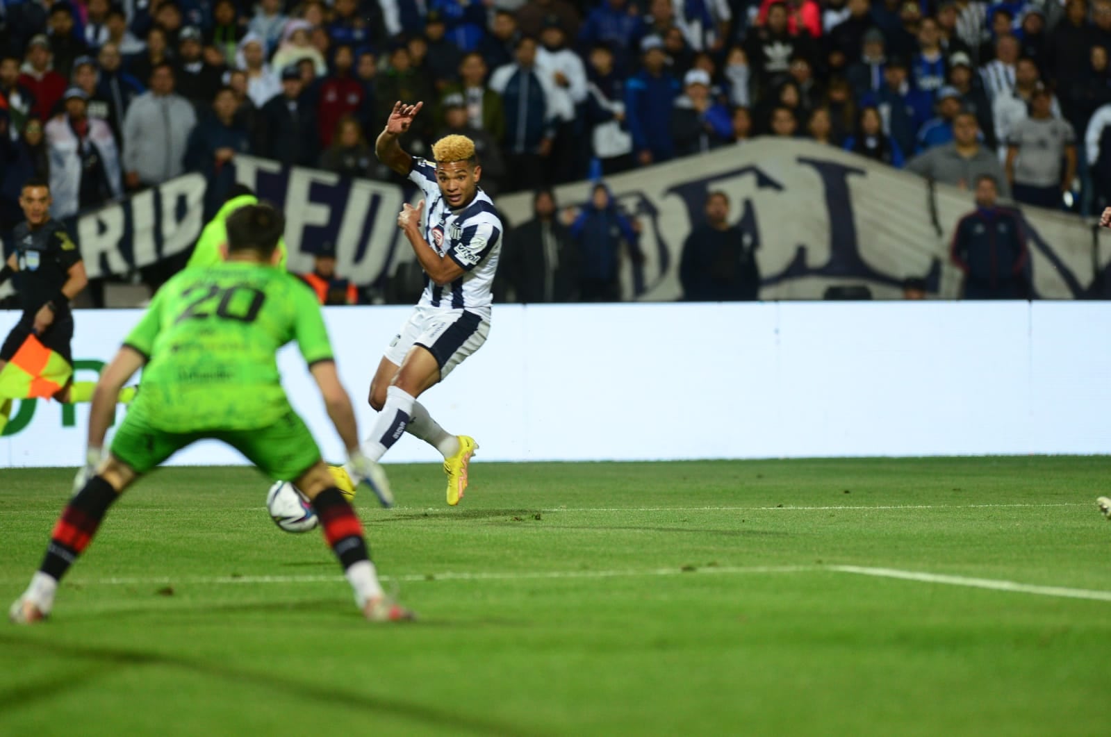 Talleres y Patronato, en el duelo de la final de la Copa Argentina 2022, en Mendoza. (José Gabriel Hernández / Enviado especial a Mendoza)