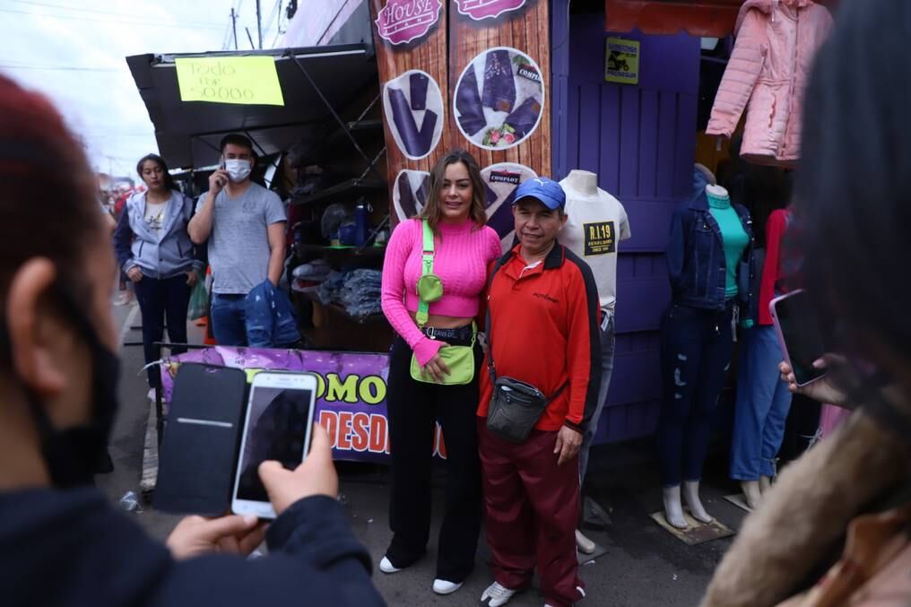 Larissa Riquelme paseó por el Mercado 4