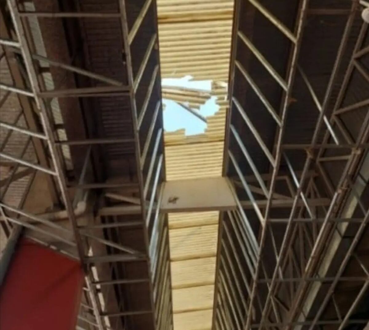Un trabajador se encuentra grave tras caer del techo de la terminal de ómnibus de Montecarlo