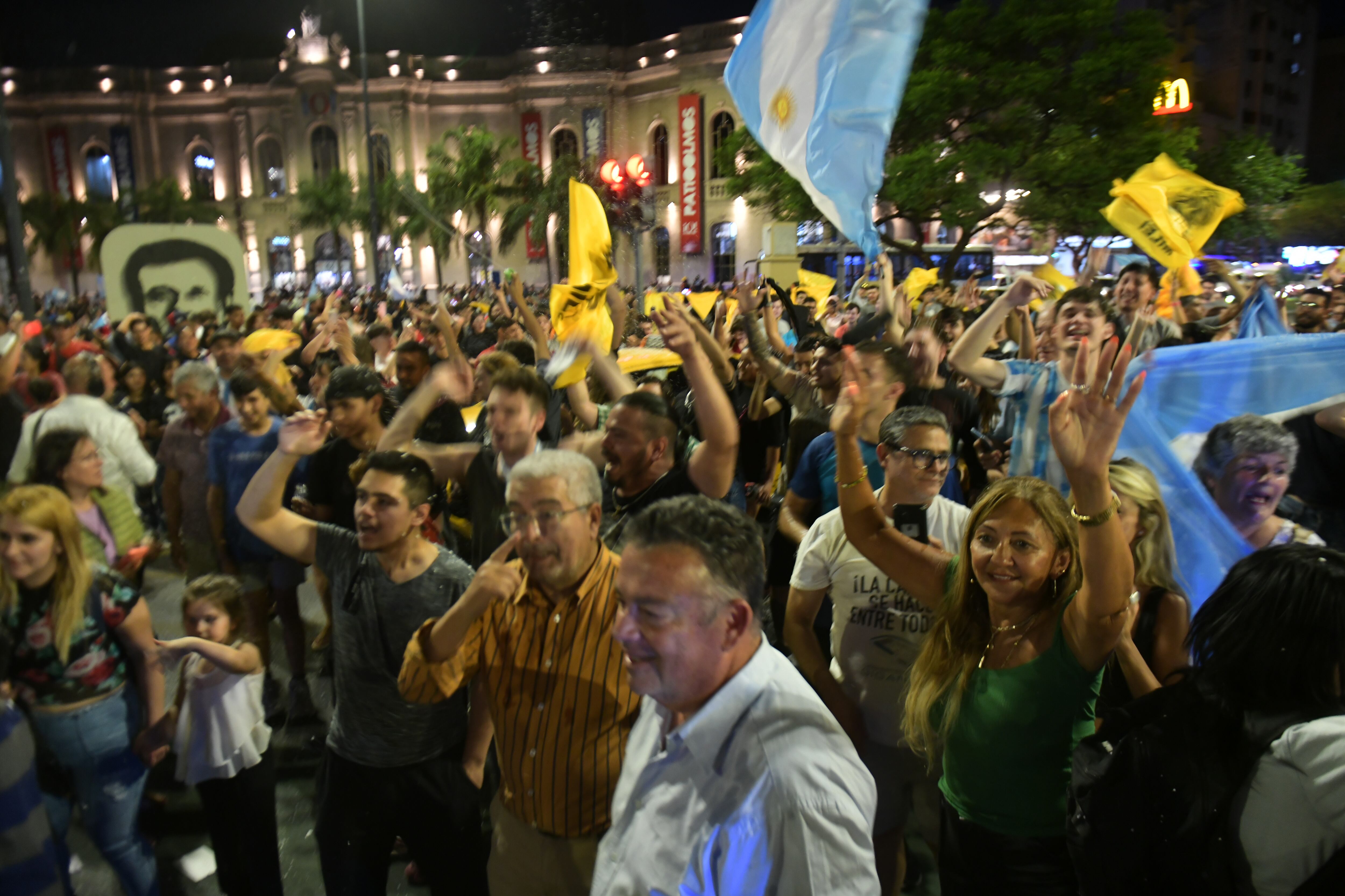 Festejos de partidarios de La Libertad Avanza en Patio Olmos por el triunfo de Javier Milei en la elecciones presidenciales 19 noviembre 2023 foto Javier Ferreyra