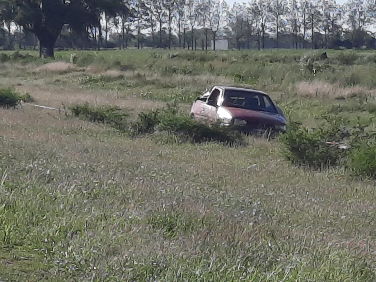 Banquina. Así quedó el Volkswagen Gol que protagonizó un vuelco fatal cerca en Los Cerrillos.