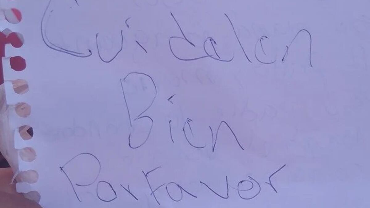 Abandonaron a un bebé recién nacido debajo de un auto y junto a una carta: “Cuídenlo bien, por favor”